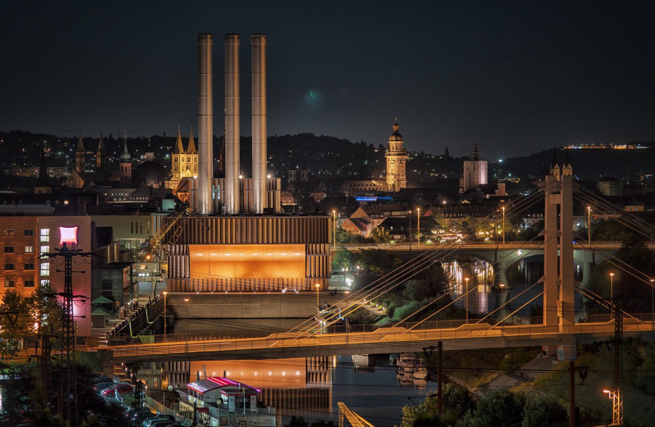 Würzburg bei Nacht mit Heizkraftwerk - Foto von (c) Conny Griebel