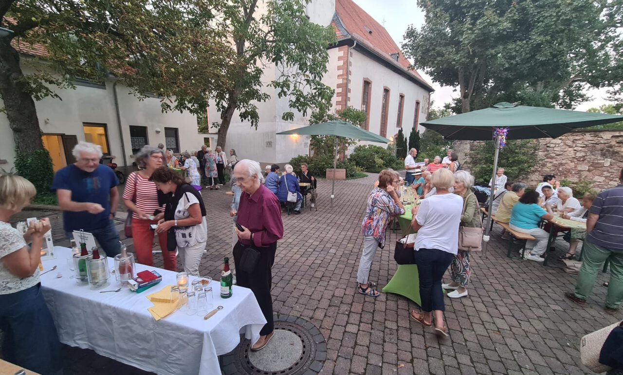 Kirchhof der Christuskirche Dietzenbach - Foto von Prfo. Dr. Reinhard Tscheutschner